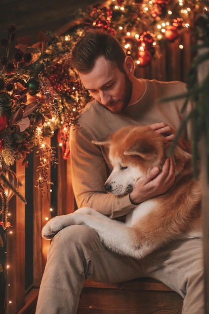 Cândido casal feliz e autêntico passa tempo junto com cachorro japonês no Xmas lodge