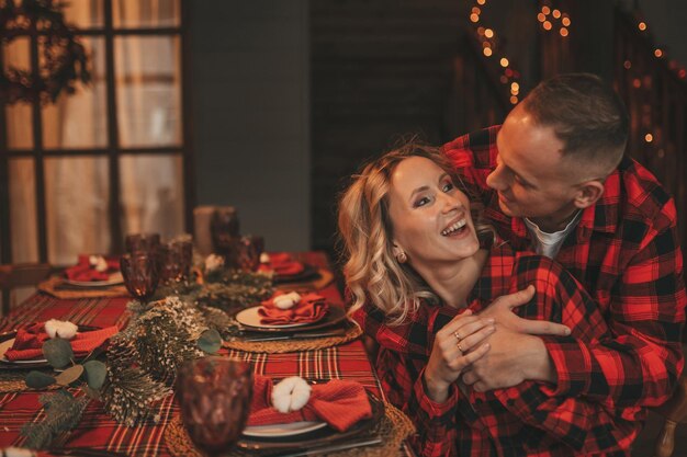 Cândido casal feliz e autêntico passa um tempo sozinho no lodge Natal decorado
