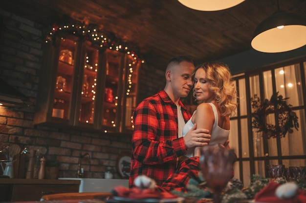 Cândido casal feliz e autêntico passa um tempo sozinho no lodge Natal decorado