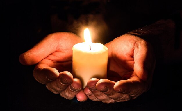 Foto candlelit serenity clasifica las ideas de velas más sinceras e inspiradoras en la mano