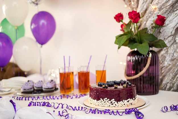 Candy bar decorado con un delicioso buffet dulce con cupcakes y otros postrescaramelosfeliz cumpleaños concepto