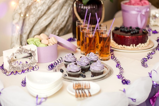 Candy bar decorado con un delicioso buffet dulce con cupcakes y otros postrescaramelosfeliz cumpleaños concepto