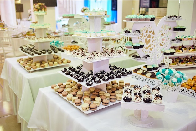 Candy bar decorado con un delicioso buffet dulce con cupcakes y otros postrescaramelosfeliz cumpleaños concepto