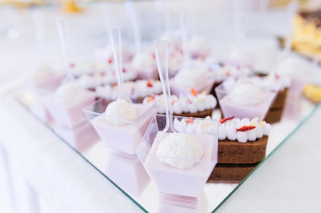 Candy Bar dekoriert mit einem köstlichen süßen Buffet mit Cupcakes