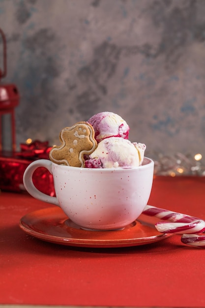 Candy Cane Ice Cream Kugeln in Tasse und Weihnachtsdekor. Silvester-Desserts