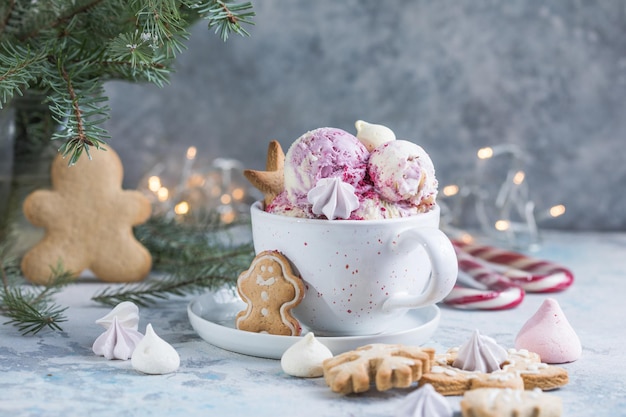 Candy Cane Ice Cream Kugeln in Tasse und Weihnachtsdekor. Silvester-Desserts