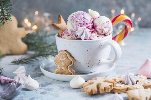 Candy Cane Ice Cream Kugeln in Tasse und Weihnachtsdekor. Silvester-Desserts