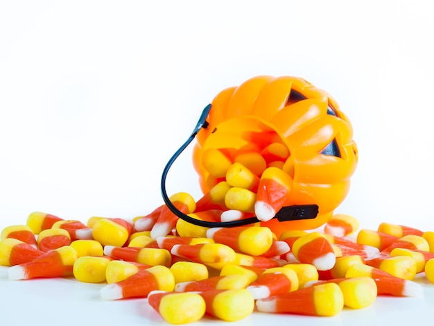 Candy Corn Bonbons, die aus der Halloween-Leckerei-Tasche fallen.