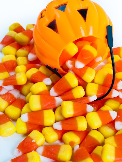 Candy Corn Bonbons, die aus der Halloween-Leckerei-Tasche fallen.