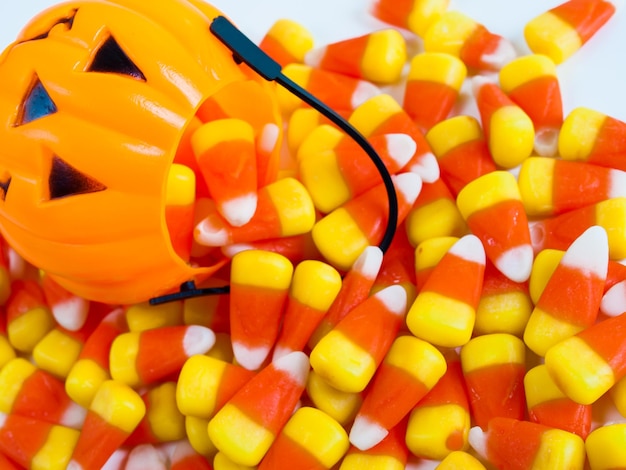 Candy Corn Bonbons, die aus der Halloween-Leckerei-Tasche fallen.