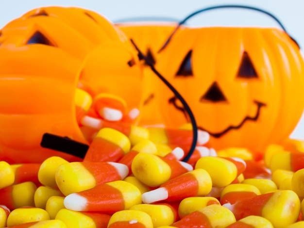 Candy Corn Bonbons, die aus der Halloween-Leckerei-Tasche fallen.