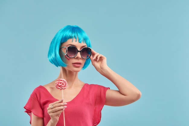 Candy Lolli Pop Party Girl posiert im blauen Studio Rollenspiele Halloween-Konzept süßer Liebhaber