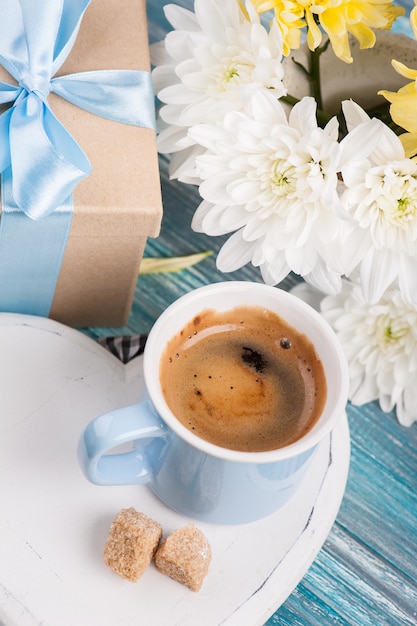 Caneca azul de café preto