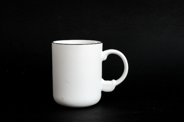 Caneca branca Copo branco com coração vermelho para chá ou café no fundo