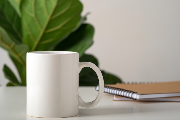 caneca branca em uma mesa em um interior minimalista