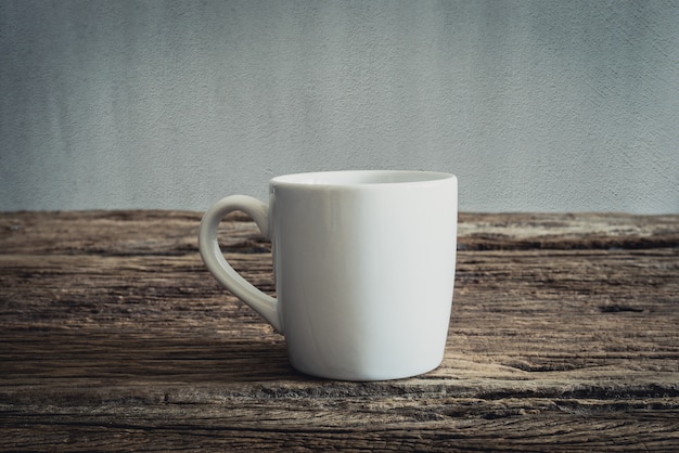 Caneca branca na mesa de madeira