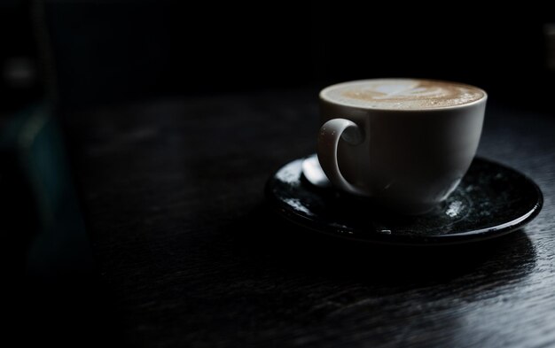 Caneca cappuccino com espuma densa de leite. café da manhã no café