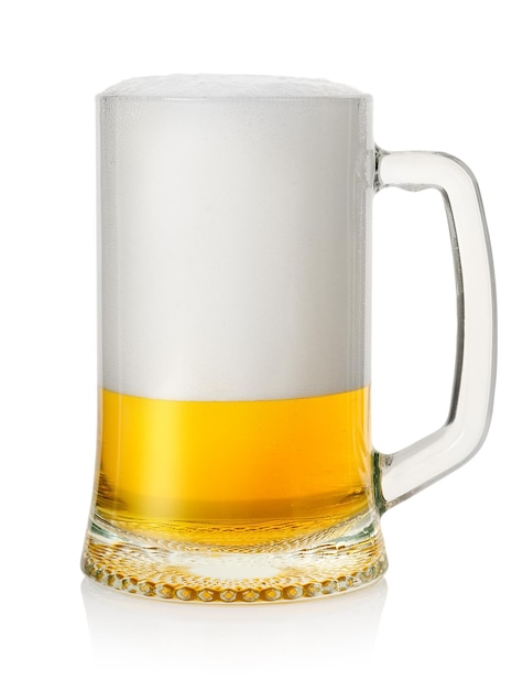 Caneca com cerveja isolada em um fundo branco