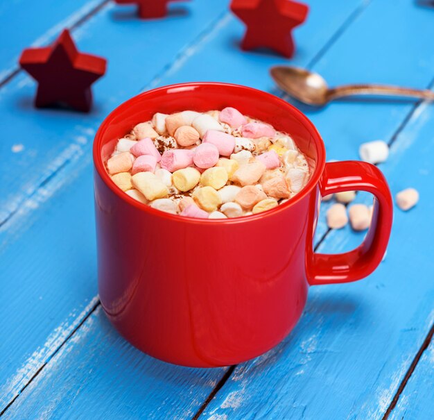 caneca com chocolate quente e pequenos pedaços de marshmallow