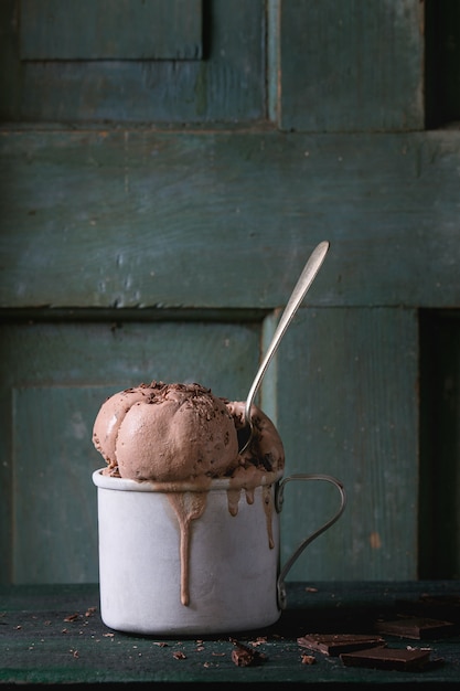 Foto caneca com sorvete de chocolate
