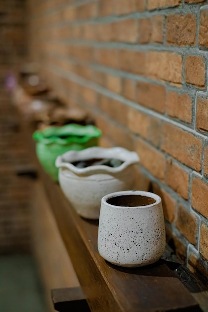 Caneca de barro com fundo desfocado