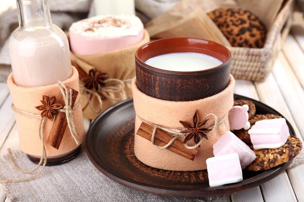 Caneca de bebida quente decorada com feltro na mesa de madeira