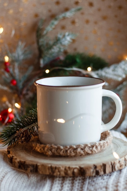 Caneca de cacau em suporte de madeira e suéter de malha