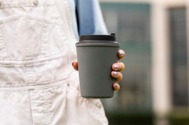 Caneca de café cinza reutilizável para bebida quente