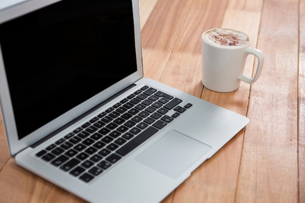 Caneca de café e laptop