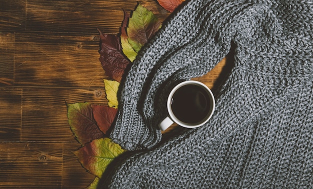 Caneca de café e suéter aconchegante o conceito de vista superior do fim de semana de outono