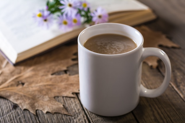 Caneca de café em mesa de madeira com tema de outono