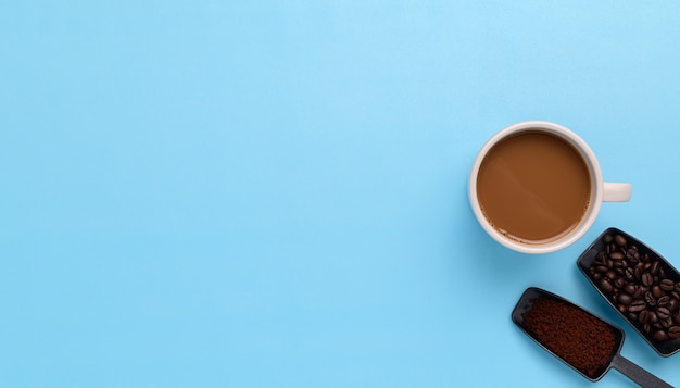 Caneca de café, grãos de café, café moído