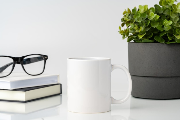 Caneca de café na mesa de escritório branca simulada