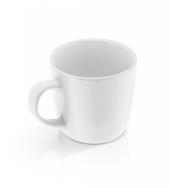 Caneca de cerâmica branca isolada no branco