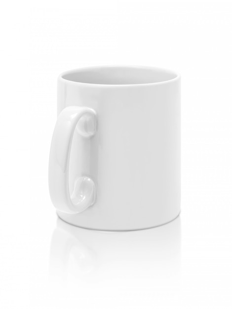 Caneca de cerâmica branca isolada no branco