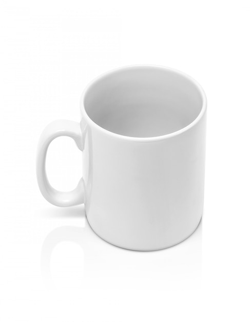 Caneca de cerâmica branca isolada no branco