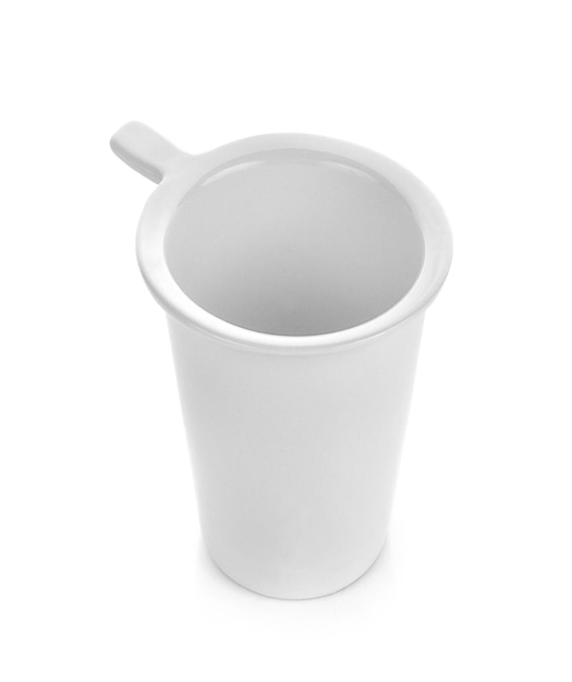 Caneca de cerâmica branca no fundo branco