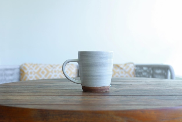 Caneca de cerâmica na mesa hora do chá no terraço