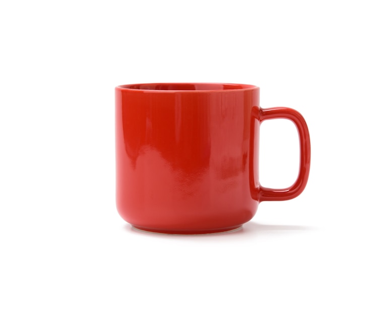 Foto caneca de cerâmica vermelha com alça isolada