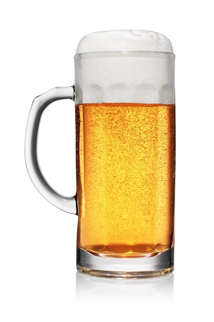 Caneca de cerveja amarela clara isolada no branco