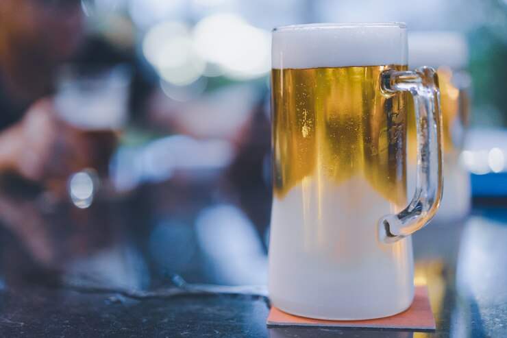 Caneca de cerveja artesanal frio e turva o homem como pano de fundo