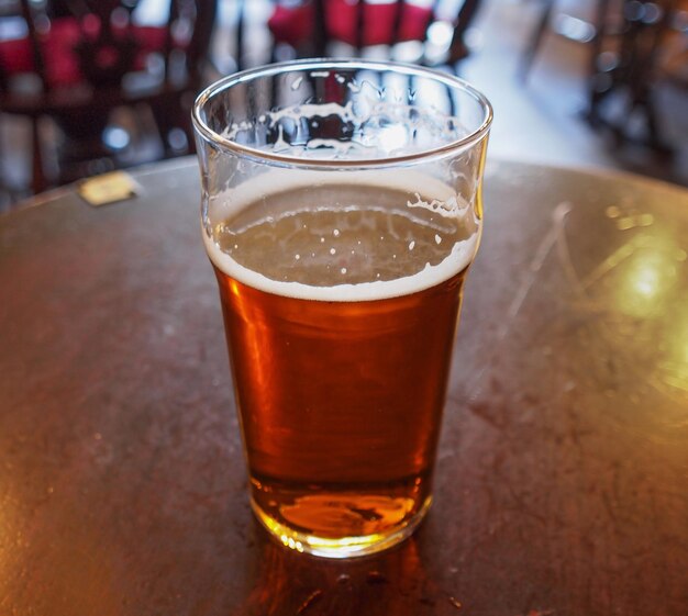 Caneca de cerveja britânica ale no pub