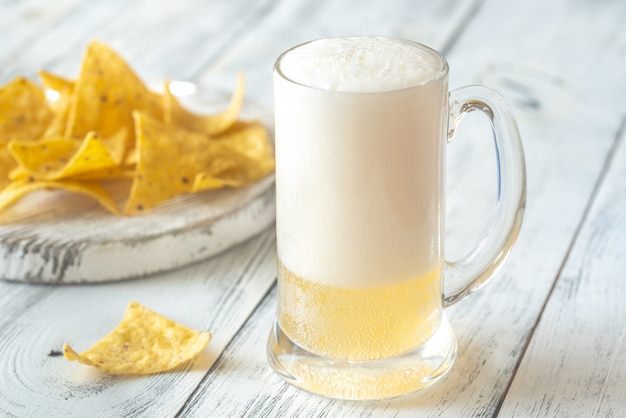 Caneca de cerveja com batatas fritas de pacote