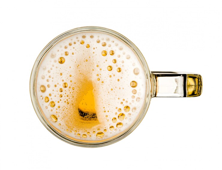 Foto caneca de cerveja com bolha no vidro isolado