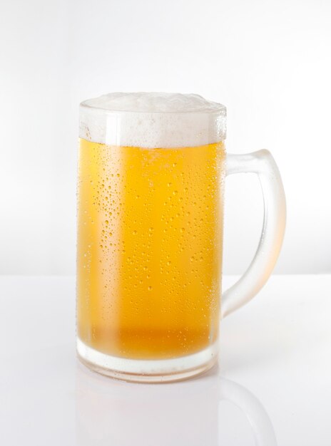 Foto caneca de cerveja deliciosa e refrescante