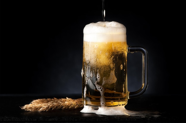 Caneca de cerveja em um fundo preto