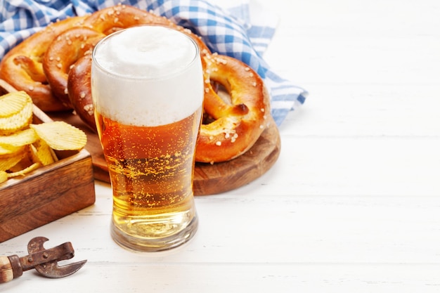 Caneca de cerveja lager e pretzel caseiro fresco