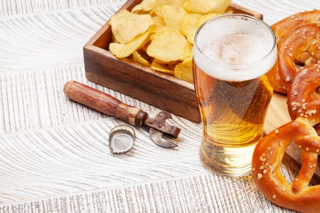 Caneca de cerveja lager e pretzel caseiro fresco