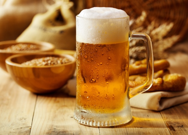 Caneca de cerveja na mesa de madeira