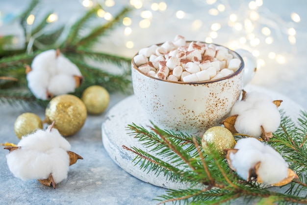 Caneca de chocolate quente com marshmallows doces. Bebida de inverno. Conceito de férias, foco seletivo